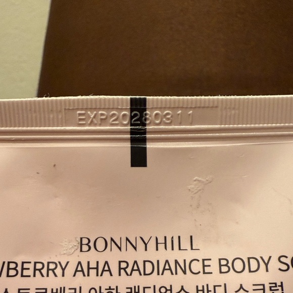 Bonnyhill Strawberry AHA Radiance Body Scrub - Picture 7 of 8